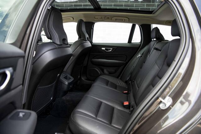 Volvo V60 2.0 B3 Plus Dark | Trekhaak | Panoramadak | 360 Camera | Harman/Kardon | Standkachel | All-Season Banden | Stoelverwarming voor en achter | Stuurverwarming | Power Seats |