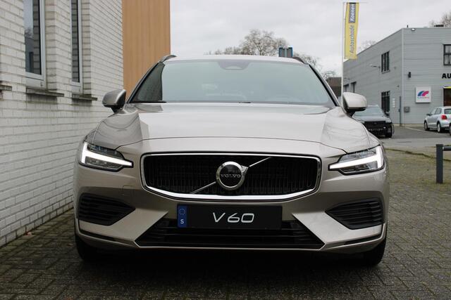 Volvo V60 2.0 T6 Plug-in hybrid AWD Essential | Bright dusk metallic | Lederen bekleding | Extra getint glas | Donkere hemelbekleding | Park assist voor- en achter | 19'' 5-triple spaaks velgen | Buitenspiegels dimmend | Verwarmbaar stuurwiel | Verwambare voorstoel