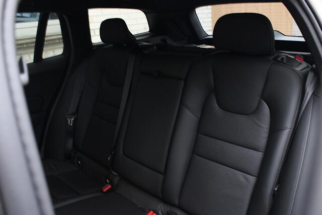 Volvo V60 2.0 T6 Plug-in hybrid AWD Essential | Bright dusk metallic | Lederen bekleding | Extra getint glas | Donkere hemelbekleding | Park assist voor- en achter | 19'' 5-triple spaaks velgen | Buitenspiegels dimmend | Verwarmbaar stuurwiel | Verwambare voorstoel