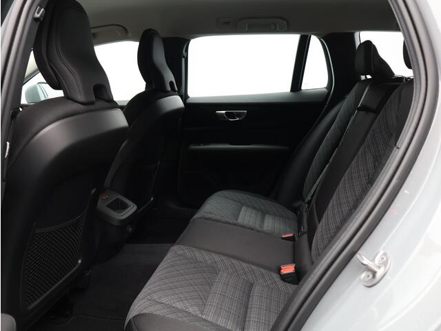 Volvo V60 2.0 B4 Essential Edition / Stoel-, stuurwiel- & achterbankverwarming / Achteruitrijcamera / Pilot Assist / BLIS