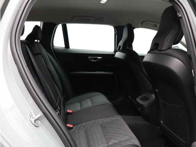 Volvo V60 2.0 B4 Essential Edition / Stoel-, stuurwiel- & achterbankverwarming / Achteruitrijcamera / Pilot Assist / BLIS