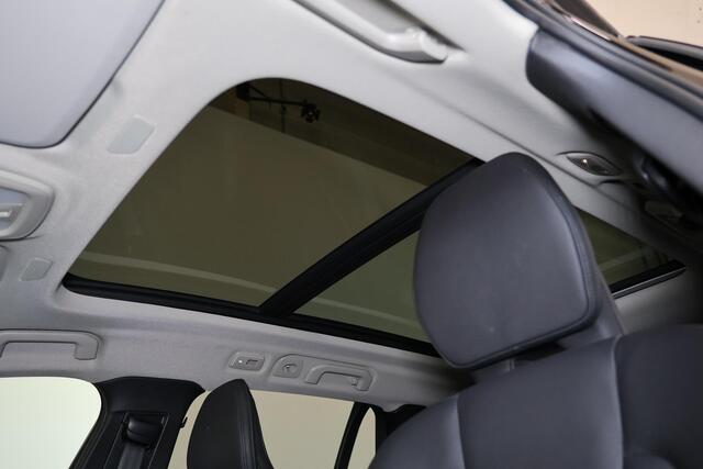 Volvo V60 T6 Recharge AWD Ultra Dark - Panorama/schuifdak - IntelliSafe Assist & Surround - Harman/Kardon audio - Adaptieve LED koplampen - Parkeercamera achter - Verwarmde voorstoelen, stuur & achterbank - Parkeersensoren voor & achter - Elektr. bedienb. voorstoel