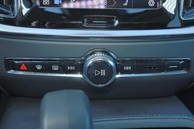 Volvo V60 T6 Recharge AWD Ultra Dark - Panorama/schuifdak - IntelliSafe Assist & Surround - Harman/Kardon audio - Adaptieve LED koplampen - Parkeercamera achter - Verwarmde voorstoelen, stuur & achterbank - Parkeersensoren voor & achter - Elektr. bedienb. voorstoel