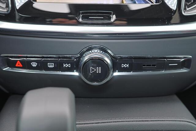 Volvo V60 T6 Plug-in hybrid AWD Core Bright - IntelliSafe Assist & Surround - 360º Camera - Harman/Kardon audio - Verwarmde voorstoelen, stuur & achterbank - Parkeersensoren voor & achter - Extra getint glas - 19' LMV