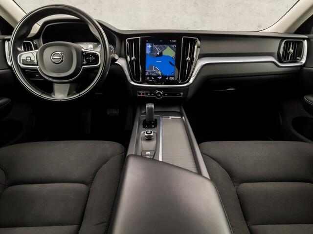 Volvo V60 2.0 B3 Sport 177Pk Automaat (APPLE CARPLAY, GROOT NAVI, STUUR/STOELVERWARMING, CAMERA, SPORTSTOELEN, TREKHAAK, LANE ASSIST, NIEUWSTAAT)