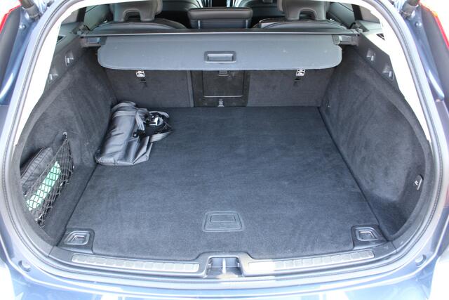 Volvo V60 B3 R-Design | El. Voorstoelen | Adapt. Cruise | Trekhaak | Verw. Voorstoelen & Achterbank | Camera |