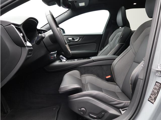 Volvo V60 2.0 T8 Plug-in hybrid AWD Plus Dark / Panoramadak / Head-Up Display / 360 Camera / Sportstoelen / Adaptive Cruise / Stoel+Stuurverwarming /