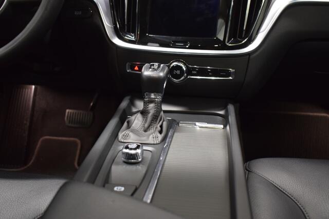 Volvo V60 2.0 T5 250pk AUT8 Momentum Trekhaak 1800kg/ Leer/ Pano/ Stoelverw.