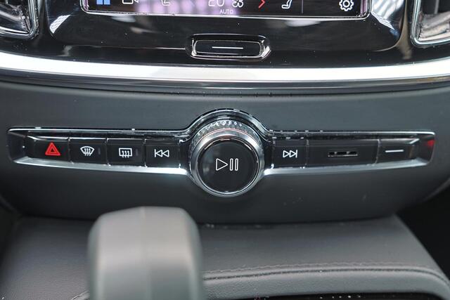 Volvo V60 T6 Recharge AWD Core Bright - IntelliSafe Assist & Surround - 360º Camera - Harman/Kardon audio - Adaptieve LED koplampen - Verwarmde voorstoelen, stuur & achterbank - Parkeersensoren voor & achter - Extra getint glas - 18' LMV