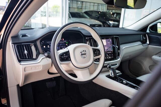 Volvo V60 T6 Plug-in hybrid AWD Ultra Bright | Adaptieve Cruise Control | Dodehoek Detectie | 360 Camera | Adaptieve Koplampen | Head-Up Display | Leder Blond | Elektr. Stoelen | Stoel+Stuurverwarming