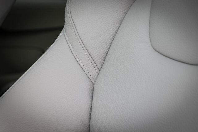 Volvo V60 T6 Plug-in hybrid AWD Ultra Bright | Adaptieve Cruise Control | Dodehoek Detectie | 360 Camera | Adaptieve Koplampen | Head-Up Display | Leder Blond | Elektr. Stoelen | Stoel+Stuurverwarming