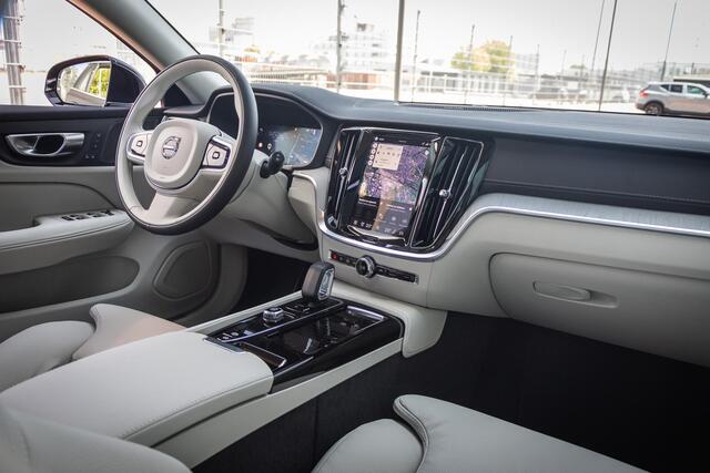 Volvo V60 T6 Plug-in hybrid AWD Ultra Bright | Adaptieve Cruise Control | Dodehoek Detectie | 360 Camera | Adaptieve Koplampen | Head-Up Display | Leder Blond | Elektr. Stoelen | Stoel+Stuurverwarming