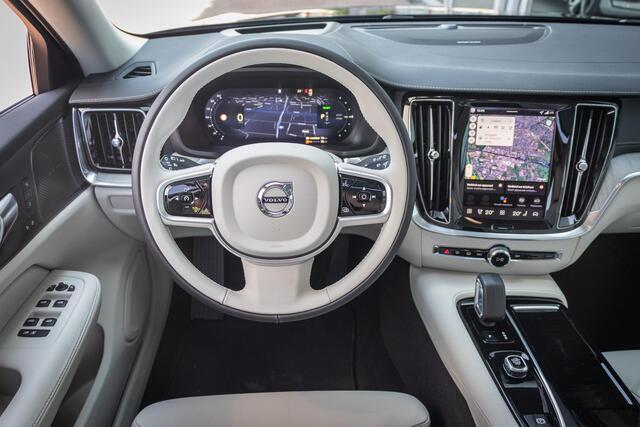 Volvo V60 T6 Plug-in hybrid AWD Ultra Bright | Adaptieve Cruise Control | Dodehoek Detectie | 360 Camera | Adaptieve Koplampen | Head-Up Display | Leder Blond | Elektr. Stoelen | Stoel+Stuurverwarming