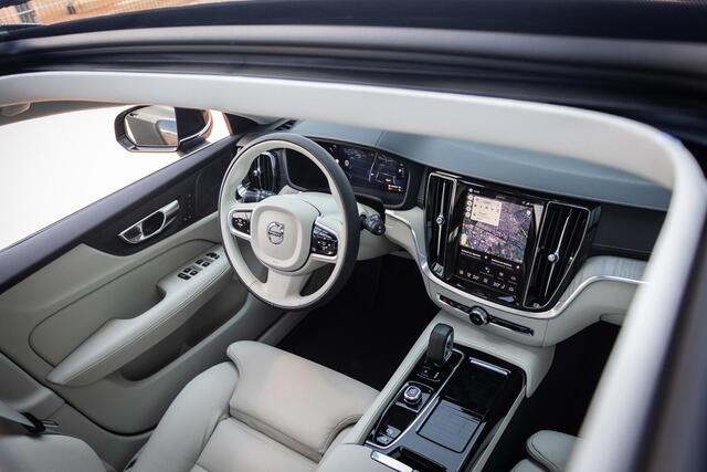 Volvo V60 T6 Plug-in hybrid AWD Ultra Bright | Adaptieve Cruise Control | Dodehoek Detectie | 360 Camera | Adaptieve Koplampen | Head-Up Display | Leder Blond | Elektr. Stoelen | Stoel+Stuurverwarming