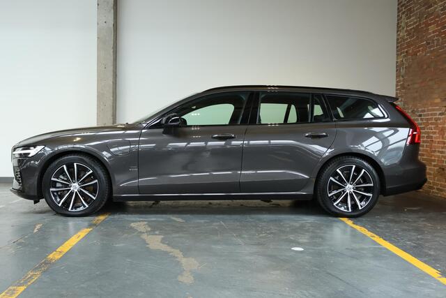 Volvo V60 T6 Plug-in hybrid AWD Plus Dark | Trekhaak | 360 graden camera | Verwarmbare voorstoelen, achterbank en stuurwiel | Premium audio by Harman Kardon | Adaptieve cruise control | Verwarmbare achterbank | Apple carplay/Android auto