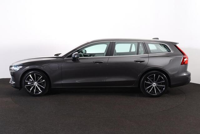 Volvo V60 T6 Recharge AWD Essential Bright - IntelliSafe Assist & Surround - Parkeercamera achter - Verwarmde voorstoelen, stuur & achterbank - Parkeersensoren voor & achter - 18' LMV