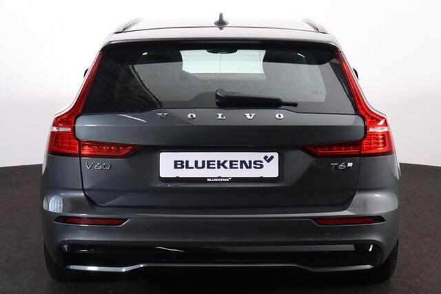 Volvo V60 T6 Recharge AWD Plus Dark - IntelliSafe Assist & Surround - 360º Camera - Harman/Kardon audio - Verwarmde voorstoelen, stuur & achterbank - Parkeersensoren voor & achter - Elektr. bedienb. voorstoelen met geheugen - Elektr. inklapbare trekhaak - 18' LMV
