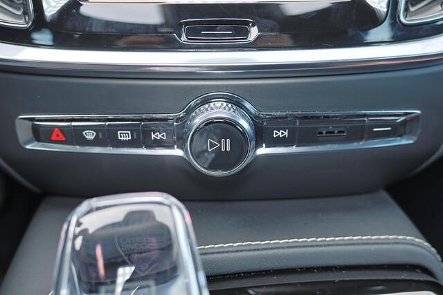 Volvo V60 T6 Recharge AWD Plus Dark - IntelliSafe Assist & Surround - 360º Camera - Harman/Kardon audio - Verwarmde voorstoelen, stuur & achterbank - Parkeersensoren voor & achter - Elektr. bedienb. voorstoelen met geheugen - Elektr. inklapbare trekhaak - 18' LMV