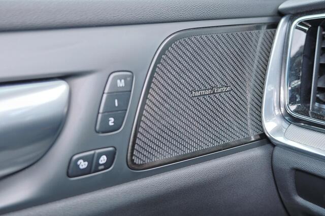 Volvo V60 T6 Recharge AWD Plus Dark - IntelliSafe Assist & Surround - 360º Camera - Harman/Kardon audio - Verwarmde voorstoelen, stuur & achterbank - Parkeersensoren voor & achter - Elektr. bedienb. voorstoelen met geheugen - Elektr. inklapbare trekhaak - 18' LMV