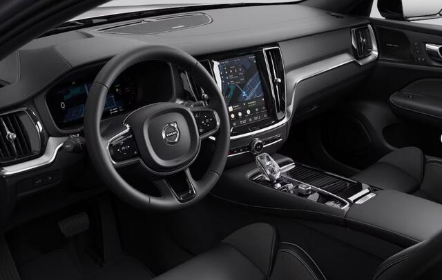 Volvo V60 T8 455PK Aut. AWD Performance Edition Ultra Dark Polestar optimisation/ Glossy Black logo voor en achterzijde / Panoramadak/ Head-up display/ Harman Kardon audio/ 360 Camera/ Elektrisch bedienbare voorstoelen met geheugen/ Apple Carplay/ Pilot assit/ Adap