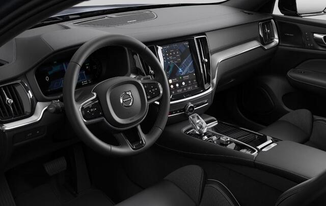 Volvo V60 T6 Plug-in hybrid AWD Ultra Dark | Google | Long Range | Schuif-/Kanteldak | Adaptieve Cruise Control | DAB | Head-Up Display | Camera | Stoelverwarming Voor + Achter | Harman Kardon Audio | Getint Glas | Zitverlenging | Elek. Stoelen | Memory | 19" LM