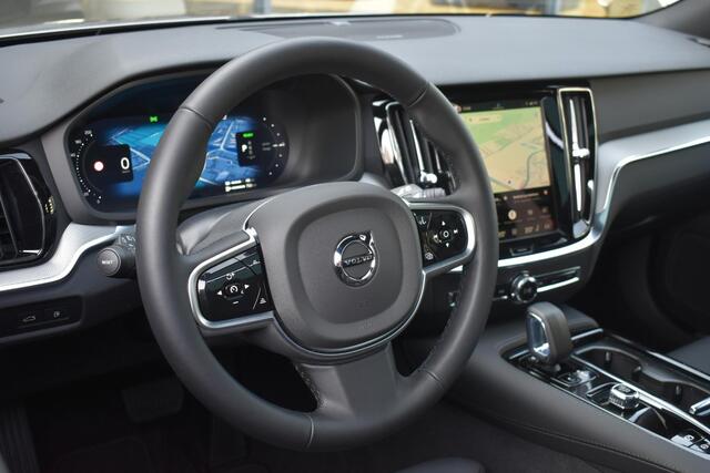 Volvo V60 2.0 T8 Plug-in hybrid AWD Ultra Dark Panorama/schuifdak | 360 camera | Extra getint glas achter | Elektrische stoelen met geheugen functie | Elektrische achterklep | BLIS