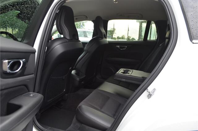 Volvo V60 2.0 T5 250pk Momentum Trekhaak 1800kg wegklapb | Drive modus | Carplay | 18'' LMV | Bordenherkenning | Bochtverlichting | Getint glas