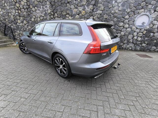 Volvo V60 2.0 B3 Momentum Leder, stoel en stuurverwarming, trekhaak inklapbaar, nieuwe banden, carplay & aidroid, DAB+, 1e eigenaar