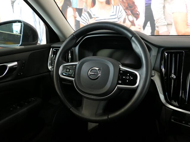 Volvo V60 2.0 B4 Core - VOL LEDER - Elektrisch uitklapbare trekhaak - Stoelverwarming - Camera