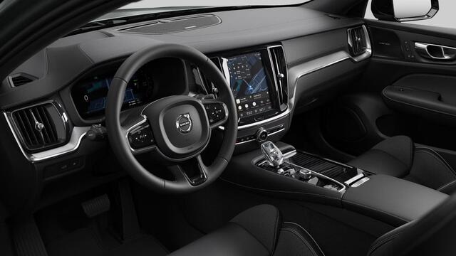 Volvo V60 2.0 T6 Plug-in hybrid AWD Ultra Dark | Sportstoelen | Schuif-/Kanteldak | Full-LED | Adaptieve Cruise Control | Head-Up Display | Stoelverwarming Voor en Achter | 19" | Getint Glas | Harman Kardon Audio | BLIS |