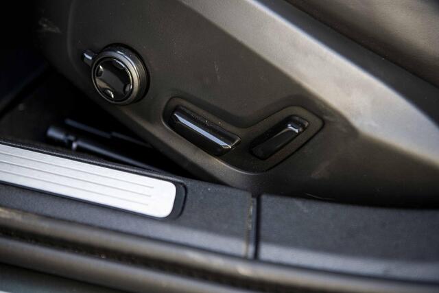 Volvo V60 2.0 T6 Plug-in hybrid AWD Ultra Dark | Panoramadak | Head Up Display | Donker Glas | Sportstoelen | Power Seats | Harman Kardon |