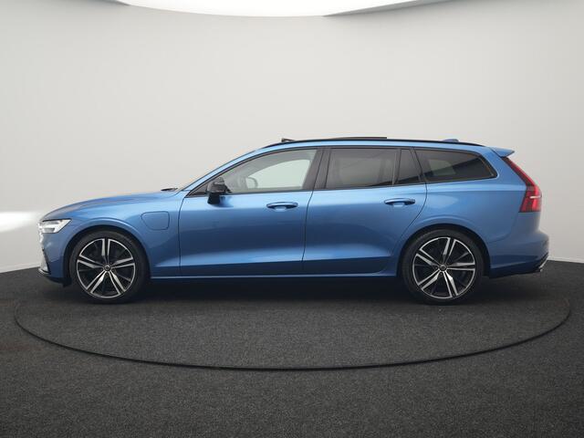 Volvo V60 T6 Recharge AWD R-Design PHEV 340pk Dealer O.H. | Trekhaak Af Fabriek | Panodak | Adaptive Cruise | 360 Camera | Lederen Sportstoelen Memory & Verwarmd | Keyless | Blis | Stuur Verwarmd | Apple Carplay | Navigatie | DAB | Plug In Hybrid |