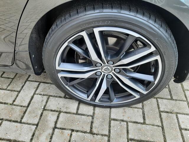 Volvo V60 2.0 T8 Twin Engine AWD R-Design Black Line!
