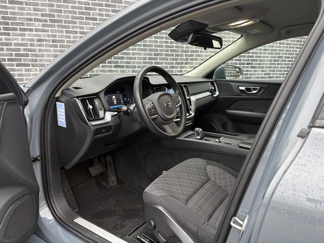 Volvo V60 B3 Essential | Google | Trekhaak | Parkeersensoren Voor + Achter | Achteruitrijcamera | Sport pack | Draadloos Opladen Telefoon | Apple Carplay / Android Auto | 18" velgen