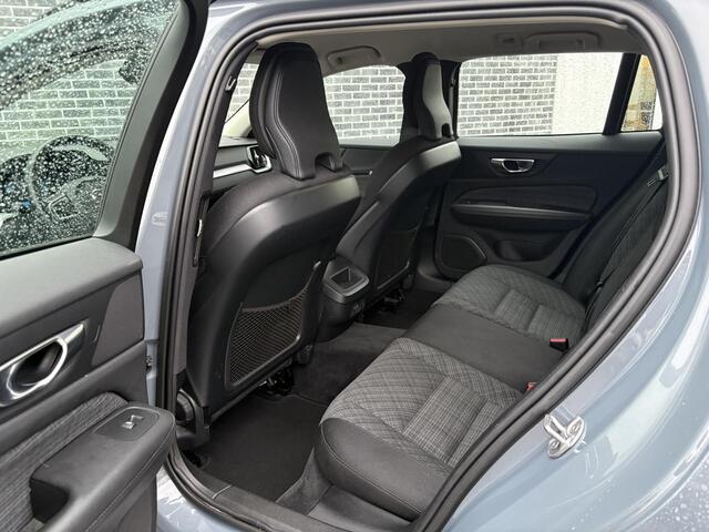 Volvo V60 B3 Essential | Google | Trekhaak | Parkeersensoren Voor + Achter | Achteruitrijcamera | Sport pack | Draadloos Opladen Telefoon | Apple Carplay / Android Auto | 18" velgen