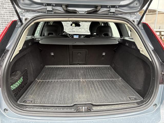 Volvo V60 B3 Essential | Google | Trekhaak | Parkeersensoren Voor + Achter | Achteruitrijcamera | Sport pack | Draadloos Opladen Telefoon | Apple Carplay / Android Auto | 18" velgen