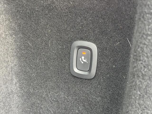 Volvo V60 B3 Essential | Google | Trekhaak | Parkeersensoren Voor + Achter | Achteruitrijcamera | Sport pack | Draadloos Opladen Telefoon | Apple Carplay / Android Auto | 18" velgen