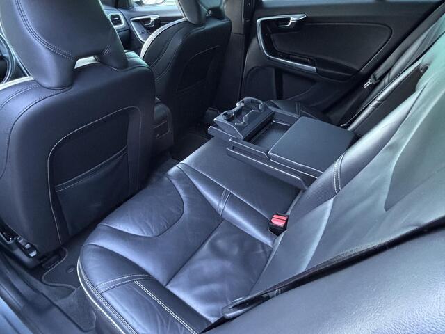 Volvo V60 2.0 T4 Business Sport / Trekhaak / Pano. dak / Standkachel / Leder / 190 PK / Stoelverwarming / Camera achter /