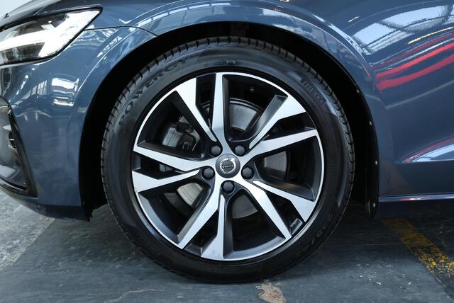 Volvo V60 B3 R-Design | Electrische bedienbare voorstoelen | Stoelverwarming | Adaptive Cruise Control | Parkeerverwarming | BLIS | Panoramadak | Parkeercamera | Parkeersensoren voor + achter | Semi Electrische Wegklapbare Trekhaak | Harman Kardon Premium Audio