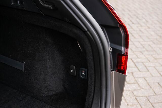 Volvo V60 2.0 T5 Inscription | Trekhaak | Leder | Adaptive Cruise | NL Auto | NAP | 18 Inch |