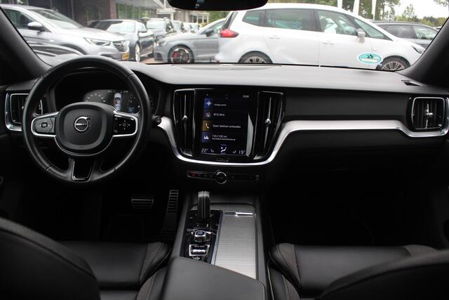 Volvo V60 2.0 T5 R-Design / Trekhaak / Panoramadak / Camera / Leder / Harman Kardon / 20'' / Keyless / CarPlay / Stuurverwarming / Stoelverwarming 4x / DAB / Dodehoek / Cruise Control