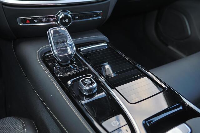 Volvo V60 T6 Plug-in hybrid AWD Plus Dark - IntelliSafe Assist & Surround - Harman/Kardon audio - Parkeercamera achter - Verwarmde voorstoelen, stuur & achterbank - Parkeersensoren voor & achter - Elektr. bedienb. voorstoelen met geheugen - 18' LMV