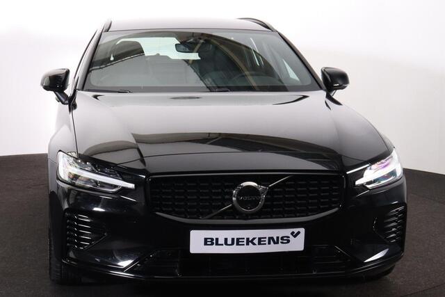 Volvo V60 T6 Recharge AWD Plus Dark - IntelliSafe Assist & Surround - 360º camera - Harman/Kardon audio - Verwarmde voorstoelen, stuur & achterbank - Parkeersensoren voor & achter - Elektr. bedienb. voorstoelen met geheugen - Semi elektr. inklapbare trekhaak - 18'