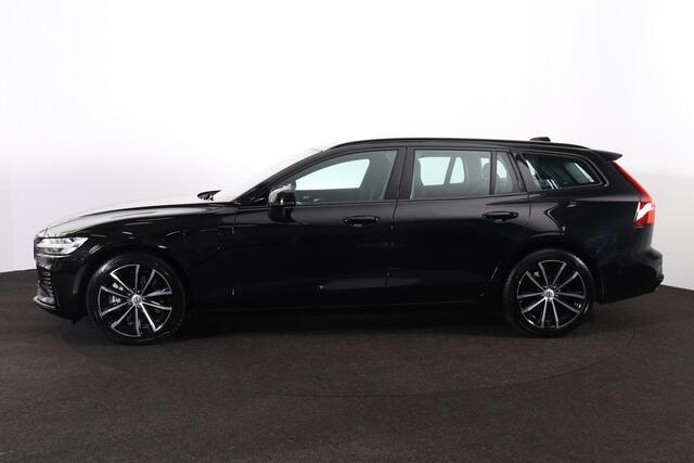 Volvo V60 T6 Recharge AWD Plus Dark - IntelliSafe Assist & Surround - 360º camera - Harman/Kardon audio - Verwarmde voorstoelen, stuur & achterbank - Parkeersensoren voor & achter - Elektr. bedienb. voorstoelen met geheugen - Semi elektr. inklapbare trekhaak - 18'