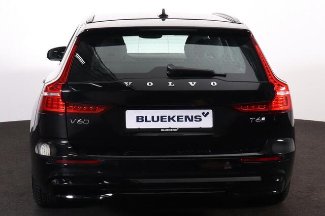 Volvo V60 T6 Recharge AWD Plus Dark - IntelliSafe Assist & Surround - 360º camera - Harman/Kardon audio - Verwarmde voorstoelen, stuur & achterbank - Parkeersensoren voor & achter - Elektr. bedienb. voorstoelen met geheugen - Semi elektr. inklapbare trekhaak - 18'