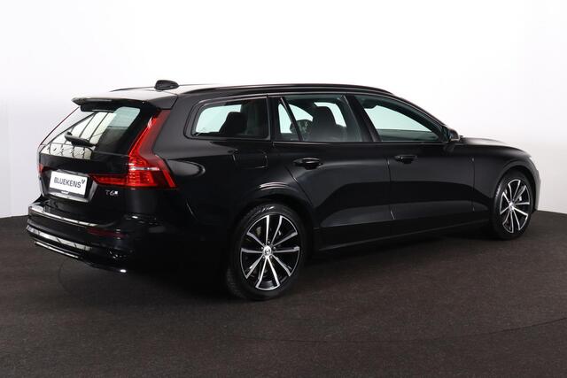 Volvo V60 T6 Recharge AWD Plus Dark - IntelliSafe Assist & Surround - 360º camera - Harman/Kardon audio - Verwarmde voorstoelen, stuur & achterbank - Parkeersensoren voor & achter - Elektr. bedienb. voorstoelen met geheugen - Semi elektr. inklapbare trekhaak - 18'