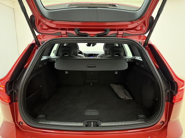 Volvo V60 B3 R-Design | Schuif/Kantel dak | Memory seats | Trekhaak | Stoel/stuur verwarming | Harmon Kardon audio |