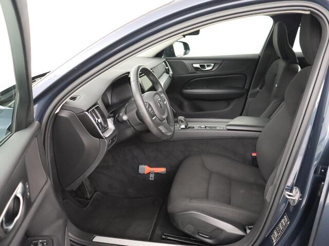 Volvo V60 2.0 B3 Momentum | Trekhaak | Stoelverwarming | Adaptive cruise | Carplay | Stuurverwarming | Full LED | Digital Cockpit | Parkeerhulp | 17'' | Bluetooth | Climate control