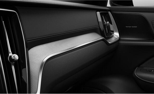 Volvo V60 T8 455PK PHEV AWD Ultra Performance Edition / Polestar optimisation / Glossy Black logo's / Panoramadak / Head-up display / Harman Kardon / 360 Camera / Elektrisch bedienbare voorstoelen met geheugen/ Apple Carplay/ Pilot assit/ Adaptive cruise control/