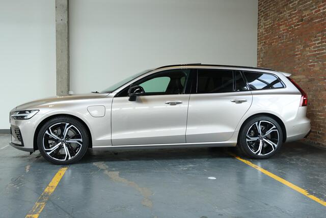 Volvo V60 T8 Automaat Plug-in hybrid AWD Plus Dark | Semi-Electrische Wegklapbare Trekhaak | Harman Kardon Premium Audio | 360° Parkeercamera | Parkeersensoren voor + achter | Stoelverwarming | Panoramadak | Head-Up Display .
